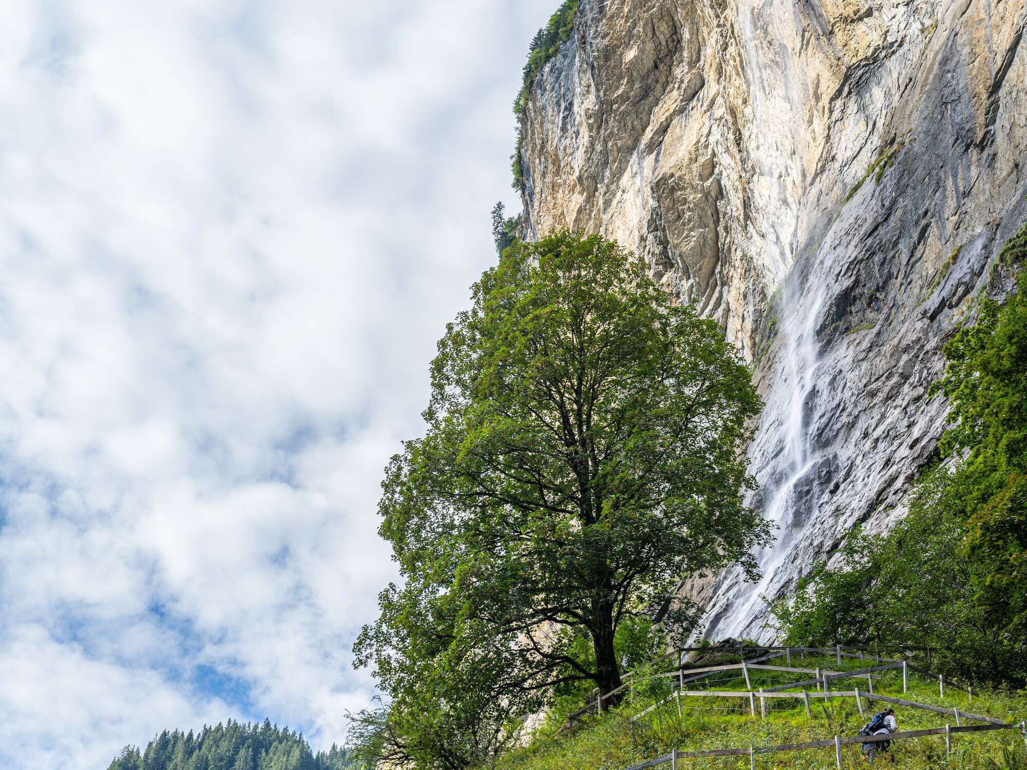 Des randonneurs s'attaquent à la montée des chutes du Staubbach. La plus haute chute d'eau de Suisse.