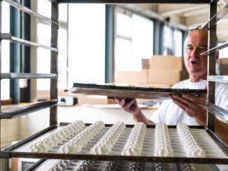 Christoph Frutiger, propriétaire de l'entreprise, au travail : la boulangerie-pâtisserie Frutal de Meiringen, spécialisée dans la vente par correspondance, produit chaque année plus de 30 tonnes de meringues.