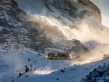 Skifahren auf der kleinen Scheidegg/Männlichen in der Jungfrauregion, Die Sonne beleuchtet den Dunst.