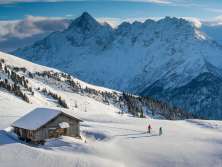 Vor eindrücklicher Bergkulisse: Zwei Schneeschuhläufer*innen unterwegs am Hasliberg