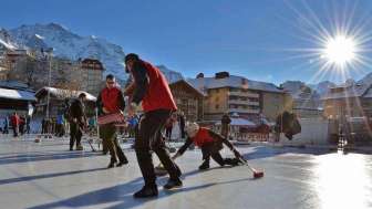Curling tournament in the sunshine