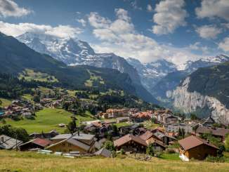 Derrière le village estival de Wengen, on aperçoit la vallée de Lauterbrunnen avec ses falaises abruptes.
