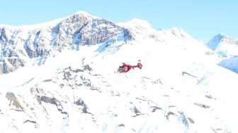 Flug über die Berggipfel