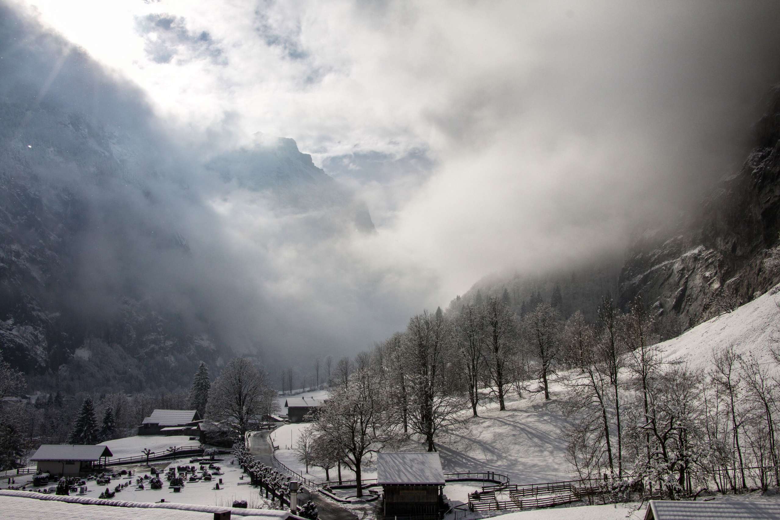 Le village de Lauterbrunnen dans le brouillard hivernal.