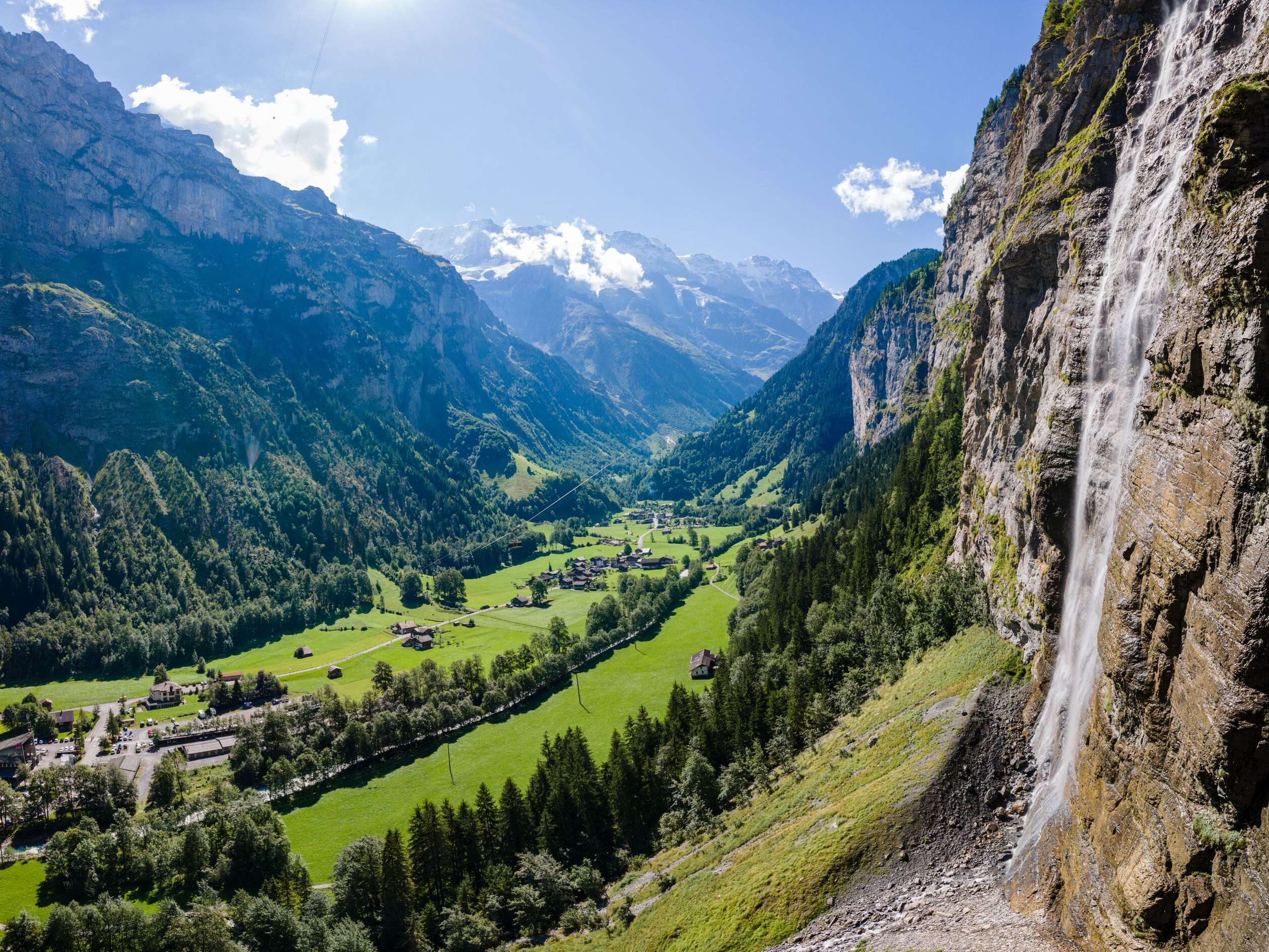 La chute du Mürrenbach est l'une des nombreuses chutes d'eau de la vallée de Lauterbrunnen.