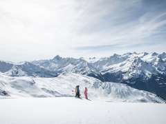Ski- und Snowboardfahrer auf dem Hasliberg