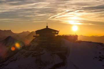 Le soleil couchant offre de magnifiques vues sur le Schilthorn. Les montagnes environnantes se dessinent comme des silhouettes.