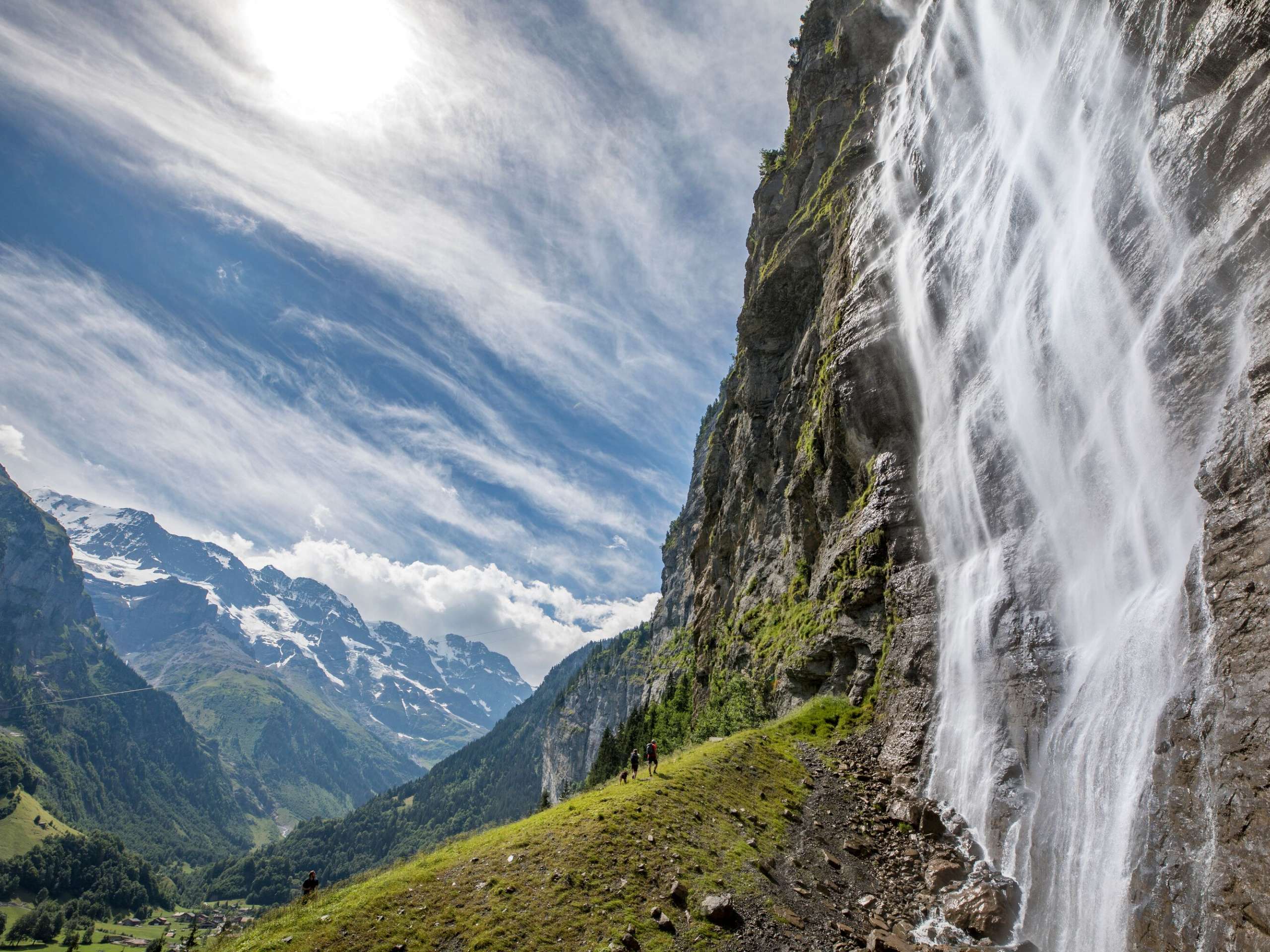 Randonnée avant les chutes du Mürrenbach. La vue montre l'arrière de la vallée de Lauterbrunnen.