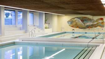 Zwei Schwimmbecken