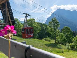 The gondola from Isenfluh arrives in Sulwald on a beautiful summer day.