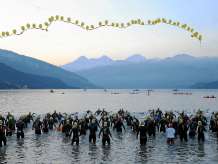 Beim Start zum Inferno Triathlon in Thun ist das Dreigestirn Eiger, Mönch und Jungfrau zu sehen.