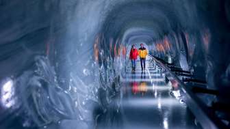 zwei Menschen Laufen durch einen Eis Tunnel