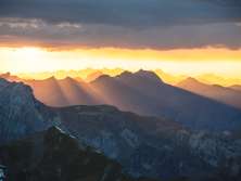 Die Bergwelt rund um das Schilthorn bricht das untergehende Sonnenlicht und erzeugt ein magischer Sonnenuntergang.