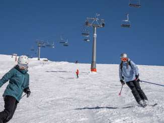 Cette série de photos montre des amateurs de sports d'hiver dans le domaine skiable de Grindelwald-First/Jungfrau, dévalant les pistes enneigées au cœur des Alpes. Ces clichés, pris en janvier 2024, capturent l'atmosphère épurée d'une journée d'hiver ensoleillée, avec de vastes étendues enneigées, des sommets imposants et le calme de la nature. On y aperçoit l'Eiger, le Schreckhorn et le Wetterhorn, ainsi que la remontée mécanique d'Oberjoch.