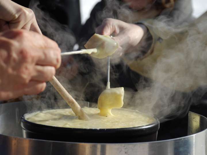 Fonduekochen in der Outdoor-Küche