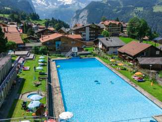 A swimming pool and café in the heart of the village of Wengen, surrounded by panoramic views of the Lauterbrunnen Valley.