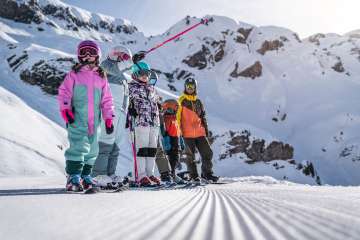 Ski- und Snowboardfahrer auf dem Hasliberg