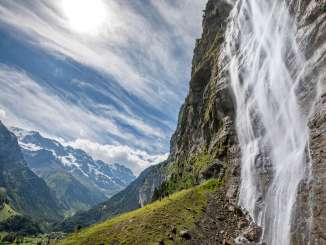Hike in front of the Mürrenbach Falls. The view shows the upper Lauterbrunnen Valley.