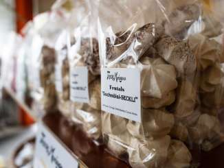 The popular Gschnöisi bags: Business owner Christoph Frutiger at work: The Frutal mail-order bakery in Meiringen produces over 30 metric tons of meringues every year.