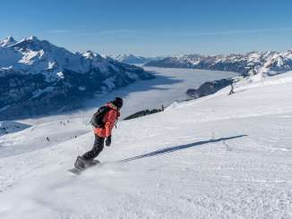 Faire du snowboard au-dessus de la mer de brouillard dans le domaine skiable de Meiringen-Hasliberg.