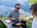 Pause auf dem Staubbachbänkli in Wengen mit Sicht ins Lauterbrunnental und mit einem Fondue.