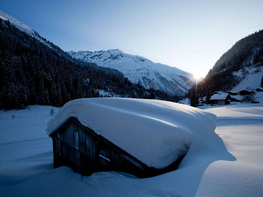 Ambiance du soir à Gadmen, dans le Haslital, sous un épais manteau de neige.