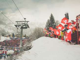 Instantané pris lors de la course du Lauberhorn à Wengen. Les supporters suisses acclament les skieurs depuis le bord de la piste.