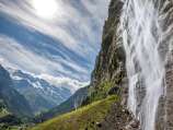 Randonnée devant la cascade de Mürrenbach. La vue donne sur la partie arrière de la vallée de Lauterbrunnen.