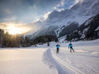 Bei Sonnenuntergang: Zwei Langläufer*innen unterwegs auf der Loipe in Guttannen.