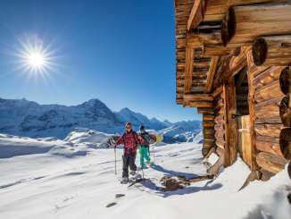 Unterwegs mit Schneeschuhen und Snowboard inmitten der imposanten Bergwelt in Grindelwald.