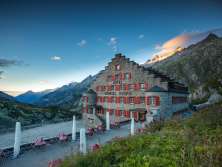 Das Hotel Grimsel Hospiz in der Abenddämmerung.