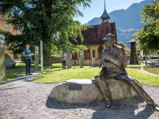 Devant le musée Sherlock Holmes de Meiringen se dresse une statue du maître détective. Les touristes se plongent dans l'histoire de Sherlock Holmes.