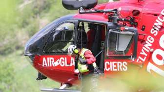 Der Pilot bereitet den Helikopter vor