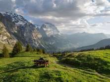 Holzbank auf der Grossen Scheidegg mit Aussicht auf Mättenberg, Eiger und das Tal von Grindelwald.