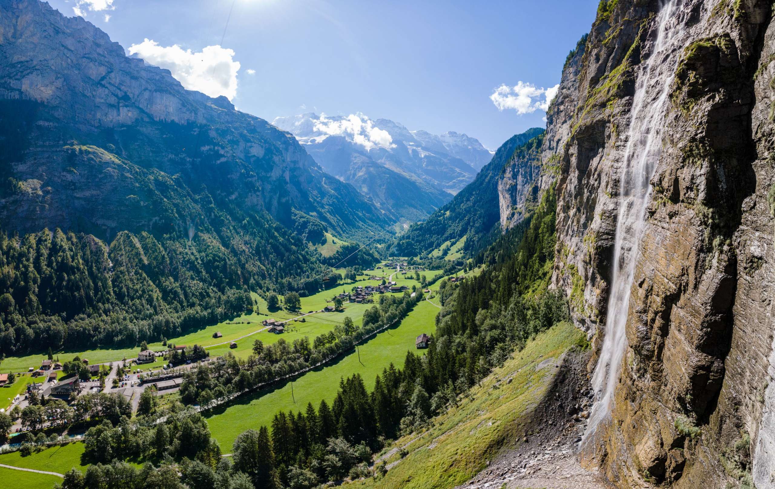 La chute du Mürrenbach est l'une des nombreuses chutes d'eau de la vallée de Lauterbrunnen.