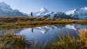 Wanderung beim Bachalpsee, mit verschneitem Schreckhorn im Hintergrund.