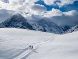 Randonnée hivernale sur les sentiers enneigés autour de Grindelwald. Les randonneurs profitent de cette journée ensoleillée et de la vue imprenable sur l'Eiger.