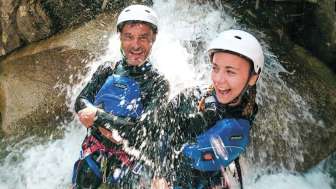 Unter dem Wasserfall