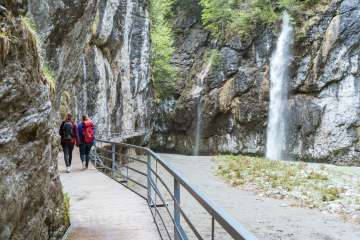 La passerelle dans les gorges de l'Aar longe la falaise, légèrement au-dessus de l'eau. C'est le printemps et l'atmosphère est un peu pluvieuse.