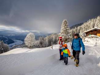 Winter im Haslital: Eine junge Familie beim Schlitteln am Hasliberg.