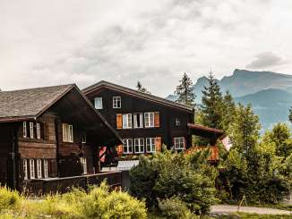 Unterwegs im autofreien Dorf Gimmelwald, hoch über dem Lauterbrunnental, zwischen Stechelberg und Mürren gelegen.