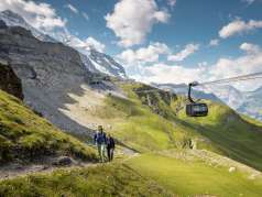 Randonnée sur l'Eigertrail avec l'Eiger Express en arrière-plan.