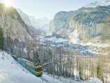 Le téléphérique de la Wengernalp, sur le trajet reliant Lauterbrunnen à Wengen. À l'arrière-plan, la vallée de Lauterbrunnen sous la neige.