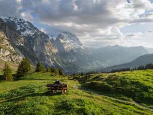 Holzbank auf der Grossen Scheidegg mit Aussicht auf Mättenberg, Eiger und das Tal von Grindelwald.