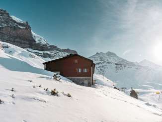 Winter in Grindelwald: Hütte und Sessellift vor dem Eiger.