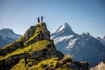 Kurze Pause vom Trailrunning auf dem Gipfel vor dem wunderschönen Bergpanorama.